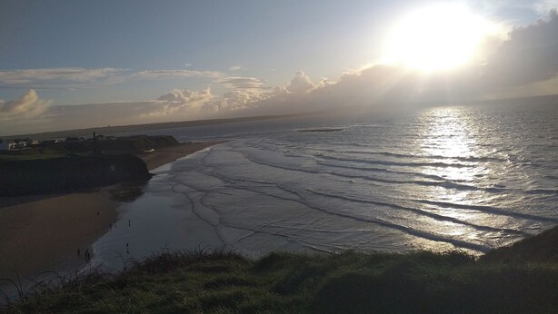 A coastal landscape with a beach, ocean waves, and a clear sky. - Sleeps5-200yrFarmhouse-FreeParking-Garden (Tralee)