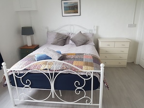 3 habitaciones, tabla de planchar con plancha, wifi y ropa de cama 