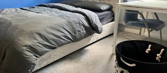 Charming 6-Bed House in Reading