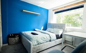A bedroom with a bed, a desk, and a window. - 6-Bed House-Reading-Sleeps12-TownCentre (Reading)