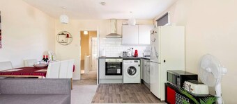 2 Bed House - Sleeps 8 - Wifi - Parking