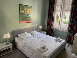 3 quartos, ferros/tábuas de passar roupa, Wi-Fi, roupa de cama