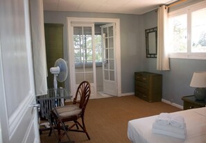 3 chambres, fer et planche à repasser, Wi-Fi, draps fournis