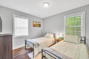 4 habitaciones, tabla de planchar con plancha y cuna de viaje 