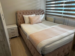 Skrivebord, strykejern/-brett, wi-fi (inkludert) og sengetøy