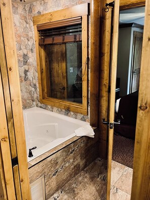 Shower, jetted bath, hair dryer, towels - Westgate Smoky Mountain Resort  (Gatlinburg)