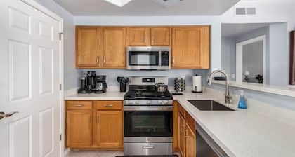 KING Beds, Heated Community Pool! 3 miles from Cardinal Stadium!
