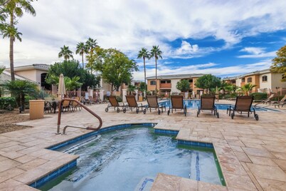 KING Beds, Heated Community Pool! 3 miles from Cardinal Stadium!