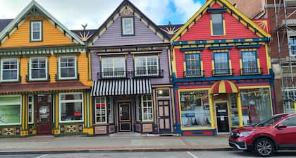 Coastal Charm by the Bay: 4 Bedroom Apartment next to Yarmouth CAT Ferry