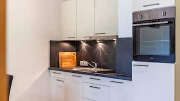 Kühlschrank, Ofen, Herdplatte, Wasserkocher mit Kaffee-/Teezubehör