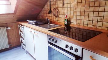 Kühlschrank, Ofen, Herdplatte, Wasserkocher mit Kaffee-/Teezubehör