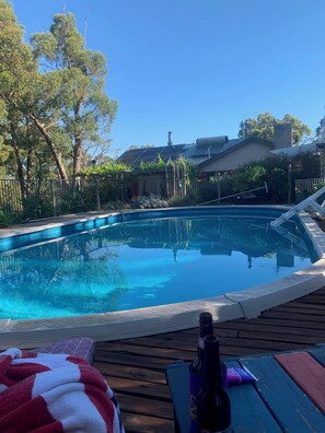 Outdoor pool - La cachette bushland hideaway in the Adelaide Hills on 13 acres, pool, hot tub. (Cherry Gardens)