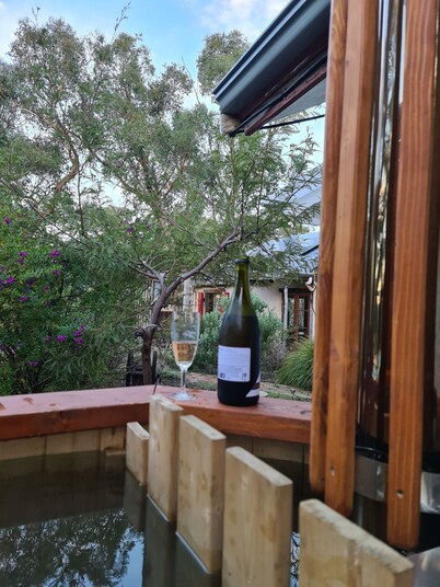 La cachette bushland hideaway in the Adelaide Hills on 13 acres, pool, hot tub.