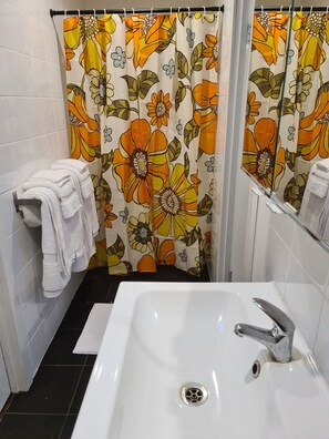 Dusche, Haartrockner, Handtücher, Seife