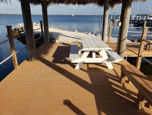 Outdoor dining - Island Paradise with private beach & private bay sunset views. (Key Largo)
