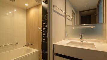 Camera con 2 letti singoli, non fumatori (Free soft drinks, bread, and pastries) | Bagno | Asciugacapelli, pantofole, asciugamani, sapone