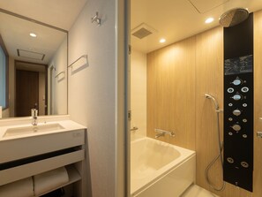 Superior Twin Room (Free soft drinks, bread, and pastries), Non Smoking, Corner Room Only | Bathroom - insomnia KYOTO OIKE (Kyoto)