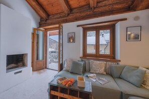 TV, books - San Marco Lodge Apt Mountain Retreat, Oulx, Italy (Oulx)