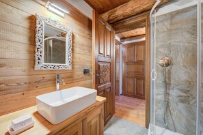 Douche, sèche-cheveux, bidet, serviettes fournies