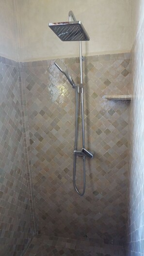 Badewanne, Haartrockner, Handtücher