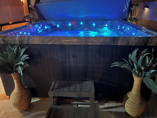 Major Vacations!! Jacuzzi!!pool table !! 3bd