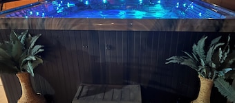 Major Vacations!! Jacuzzi!!pool table !! 3bd