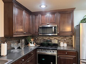 Kylskåp, mikrovågsugn, ugn och spishäll