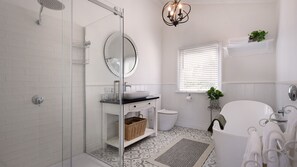 Badewanne, Haartrockner, Handtücher