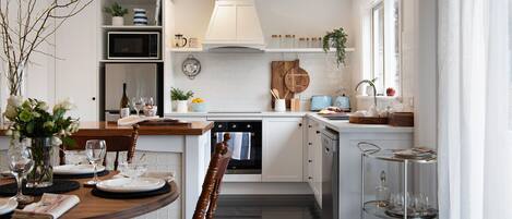 Réfrigérateur, four à micro-ondes, un four, surface de cuisson