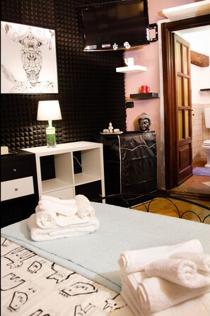 2 bedrooms, iron/ironing board, internet, bed sheets