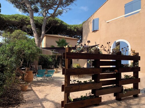 10 pax, Family friendly, 2 mins walk to the beach, sea view.