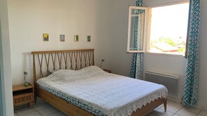 4 bedrooms, desk, iron/ironing board, travel crib