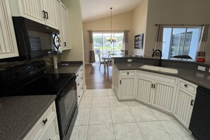 Kylskåp, mikrovågsugn, diskmaskin och kaffe- och tebryggare