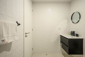 Een douche, een haardroger, handdoeken