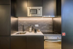 Kühlschrank, Mikrowelle, Ofen, Herdplatte