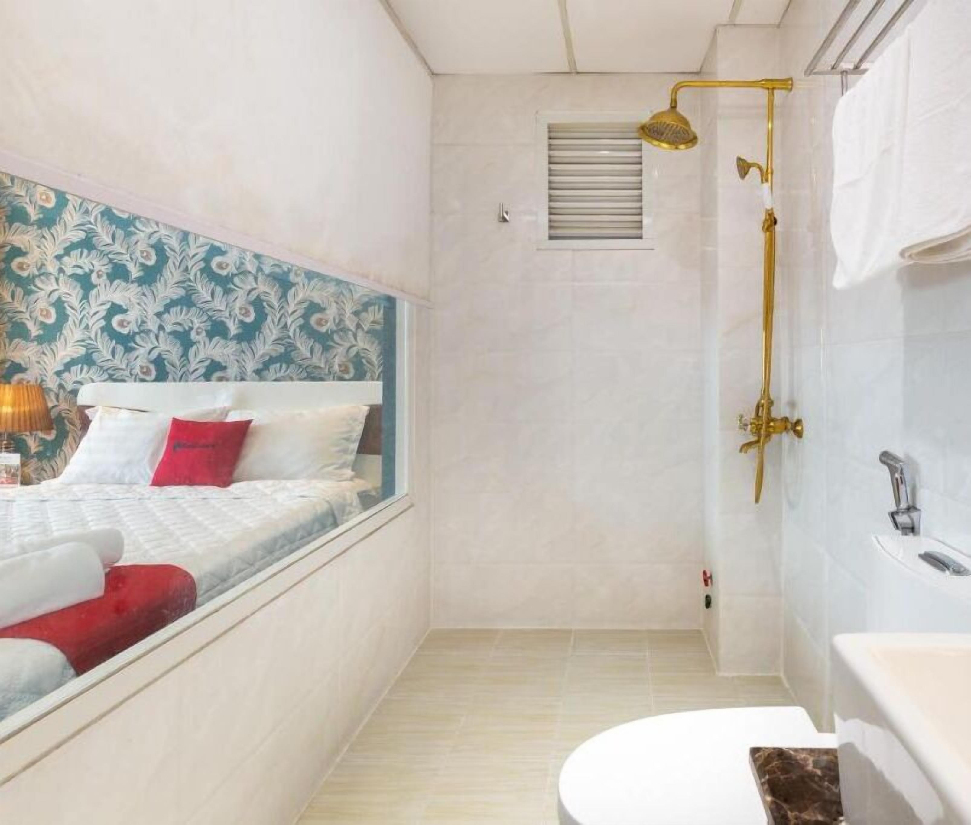 Chambre Quadruple | Salle de bain | Douche, articles de toilette gratuits, sèche-cheveux, chaussons