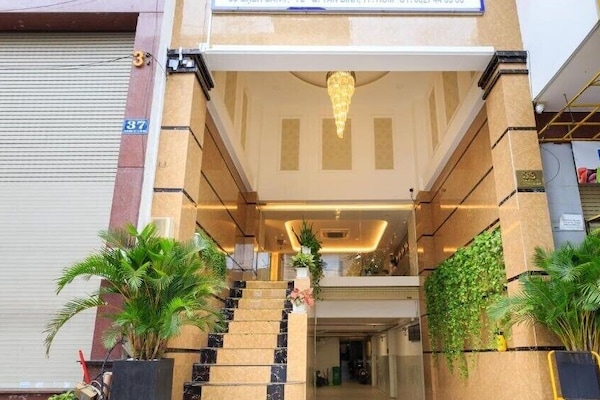 Een 30-inch flatscreentelevisie met kabelzenders