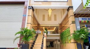 30-吋平面電視，提供有線頻道