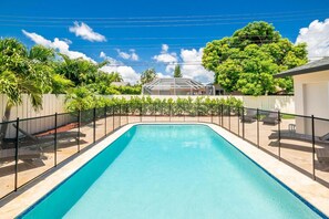 A heated pool - Villa Serenity - Sunny Coastal Themed Retreat Heated Pool BBQ Outdoor Dining (Boca Raton)