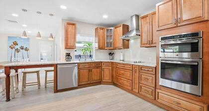 Villa Serenity - Sunny Coastal Themed Retreat Heated Pool BBQ Outdoor Dining