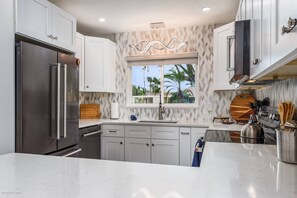 Refrigerador, microondas, horno, placa de cocina
