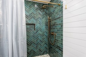 Combined shower/tub, hair dryer, towels, shampoo
