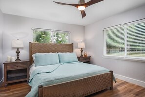 2 bedrooms, iron/ironing board, free WiFi, bed sheets - Fully Renovated Refined Home, Tastefully decorated, Centrally Located, 2.2 Miles to Beach! (Sarasota)