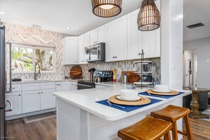 Fridge, microwave, oven, stovetop - Fully Renovated Refined Home, Tastefully decorated, Centrally Located, 2.2 Miles to Beach! (Sarasota)