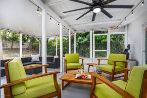 Terrace/patio - Fully Renovated Refined Home, Tastefully decorated, Centrally Located, 2.2 Miles to Beach! (Sarasota)