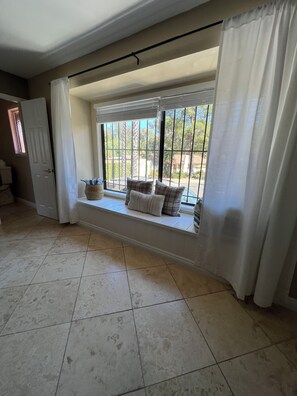 Smart TV, lareira, livros