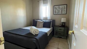 1 habitación, escritorio, tabla de planchar con plancha y cuna de viaje