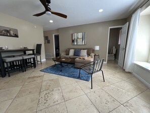 Smart-TV, Kamin, Bücher