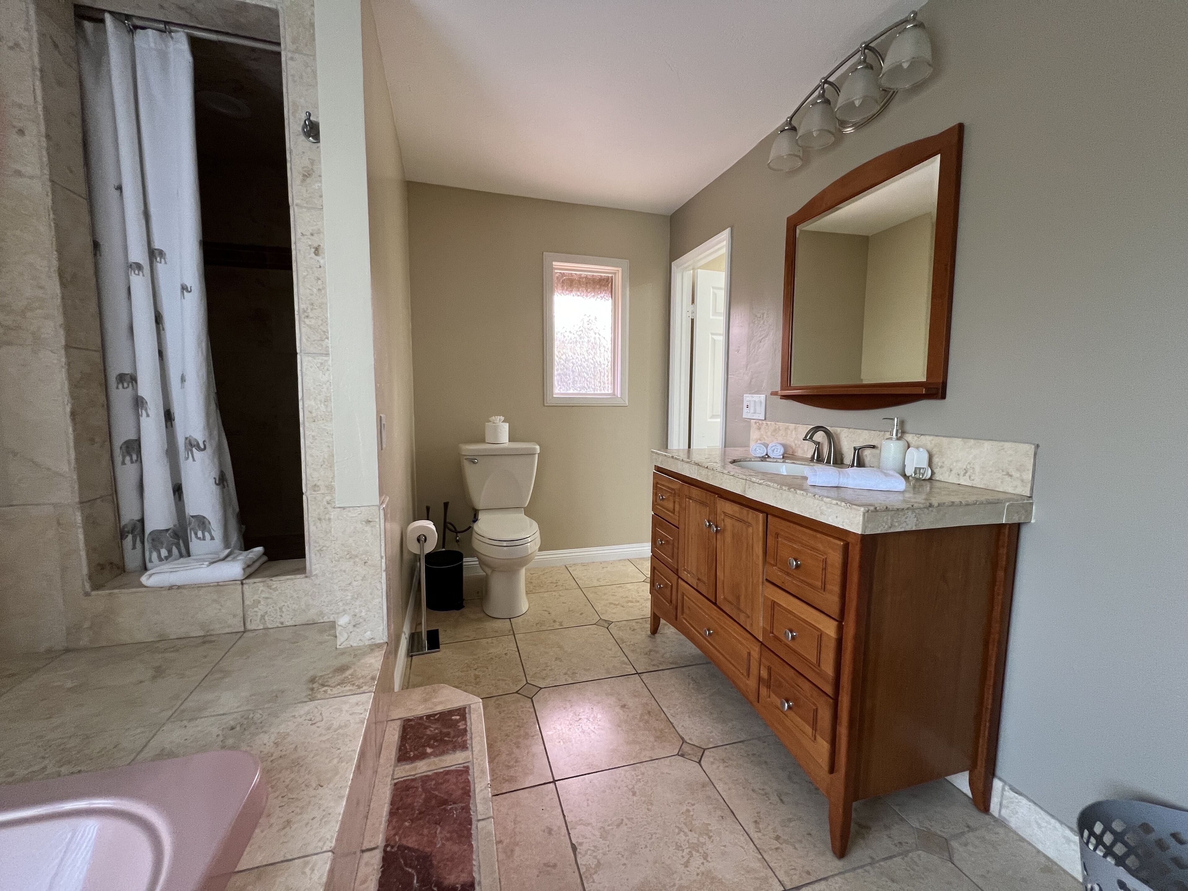 Bañera de hidromasaje, secador de pelo, toallas, jabón