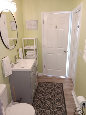 Hair dryer, towels, toilet paper - Residential area .5 to 1 mile walk to the Downtown area. (Nashville)